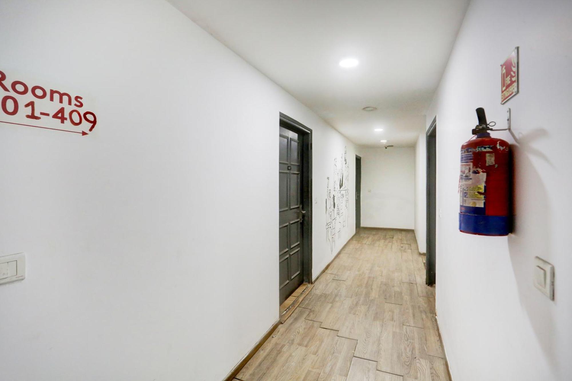 Super Townhouse Shahdara Near Yamuna Sports Complex Formerly Hotel Ipotel New Delhi Eksteriør bilde