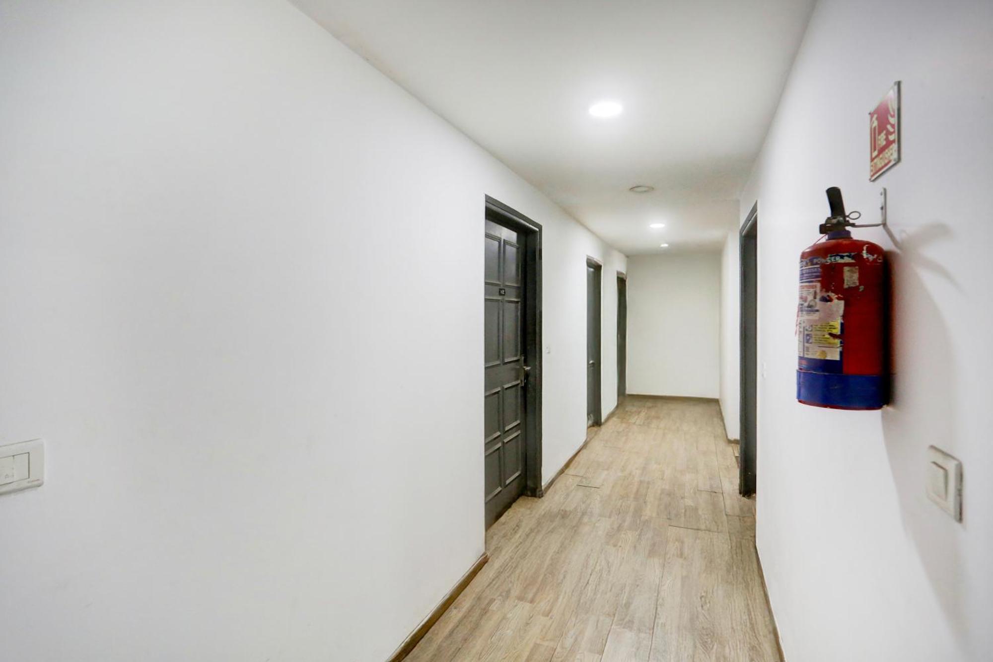Super Townhouse Shahdara Near Yamuna Sports Complex Formerly Hotel Ipotel New Delhi Eksteriør bilde