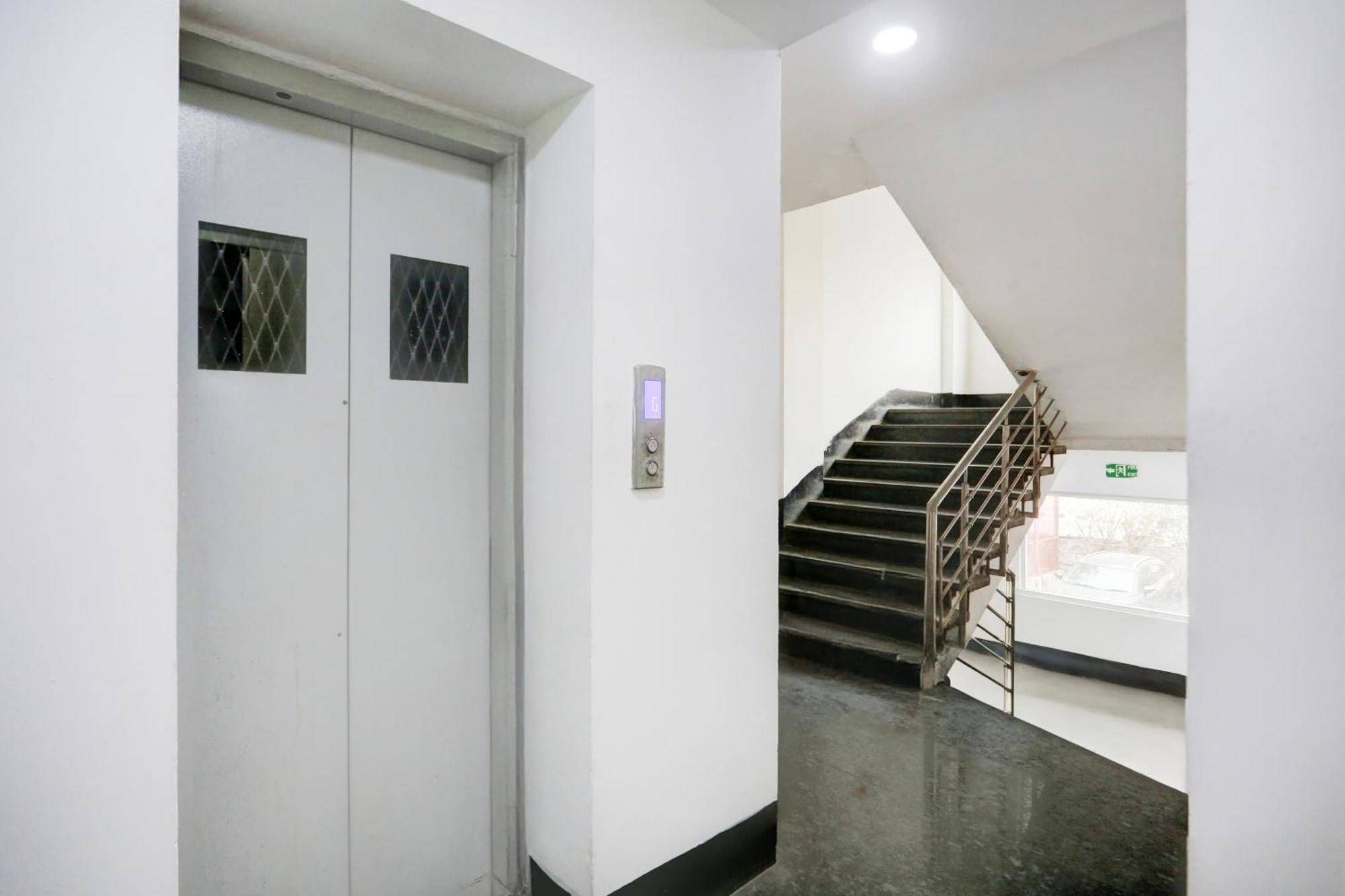 Super Townhouse Shahdara Near Yamuna Sports Complex Formerly Hotel Ipotel New Delhi Eksteriør bilde