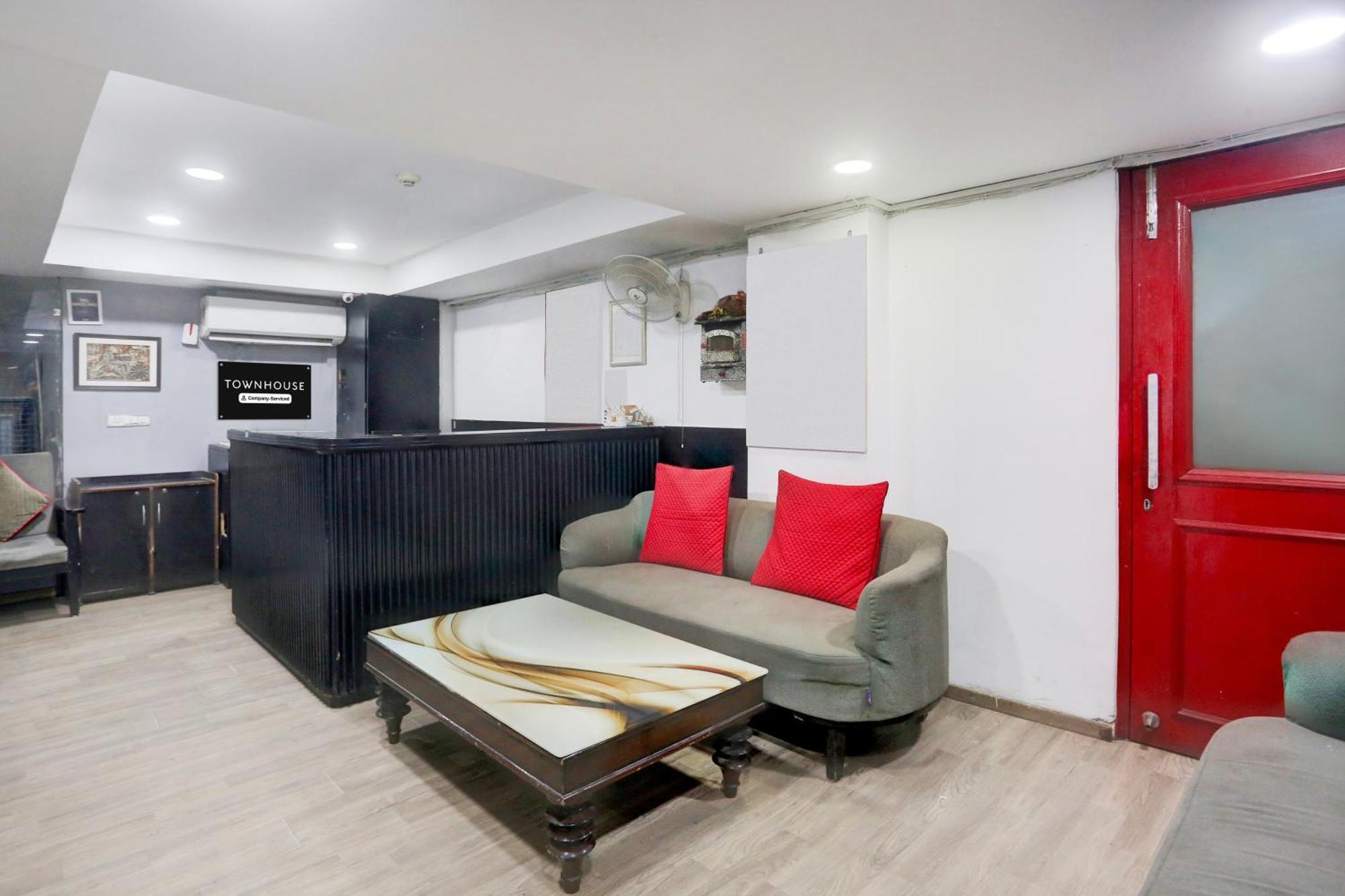 Super Townhouse Shahdara Near Yamuna Sports Complex Formerly Hotel Ipotel New Delhi Eksteriør bilde