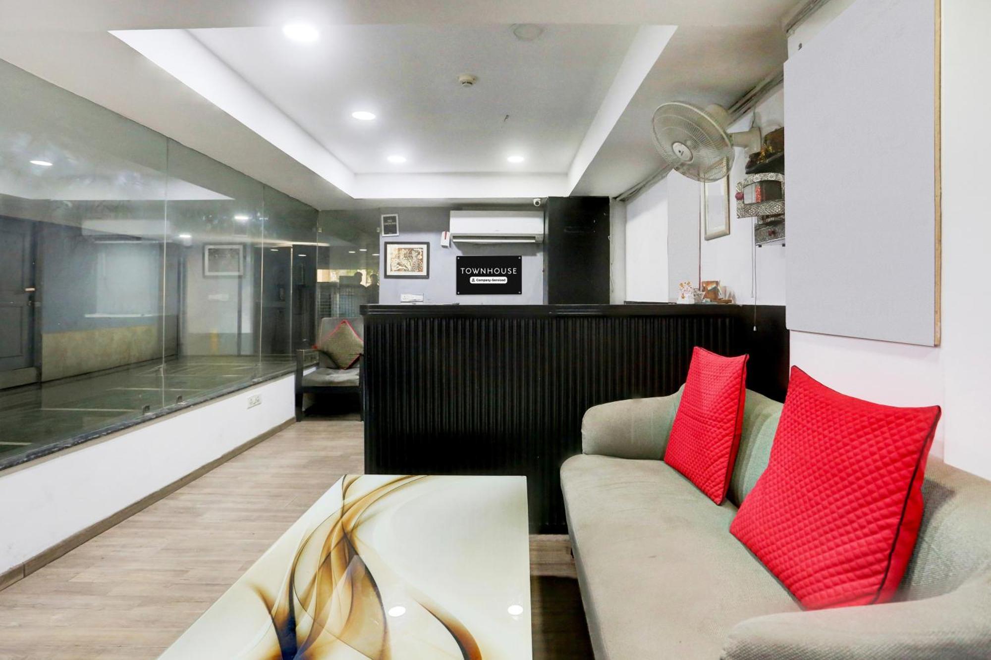 Super Townhouse Shahdara Near Yamuna Sports Complex Formerly Hotel Ipotel New Delhi Eksteriør bilde